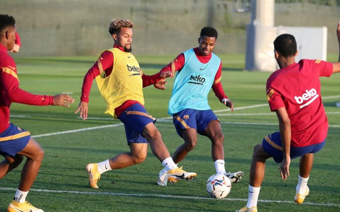 Archivo - Konrad De la Fuente y Ansu Fati, en el centro, en un entrenamiento con el FC Barcelona en la temporada 2020/21