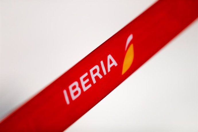 Archivo - Cinta con el logo de la aerolínea Iberia. 