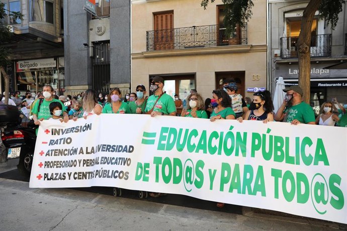 Varias personas durante la concentración ante la Consejería de Educación de la Comunidad de Madrid para pedir menos ratios y más profesorado el próximo curso escolar 2021/2022..