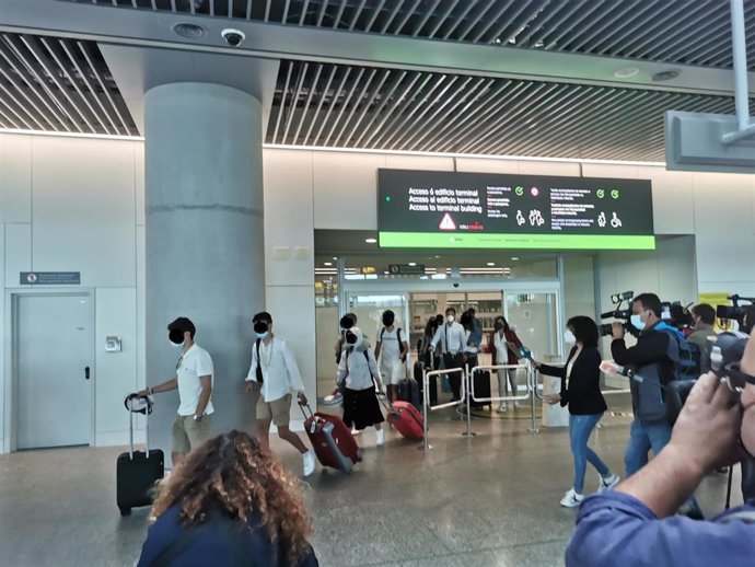 Llegada de estudiantes procedentes de Mallorca al aeropuerto compostelano de Lavacolla.