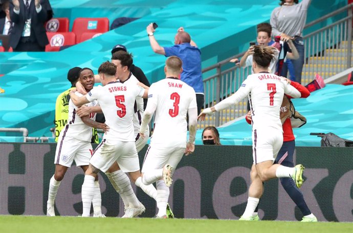 29 June 2021, United Kingdom, London: England's Raheem Sterling (L) celebrates scoring his side's first goal with team mates during the UEFA EURO 2020 round of 16 soccer match between England and Germany at Wembley Stadium. Photo: Nick Potts/PA Wire/dpa