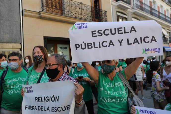 Varias personas durante la concentración ante la Consejería de Educación de la Comunidad de Madrid para pedir menos ratios y más profesorado el próximo curso escolar 2021/2022.