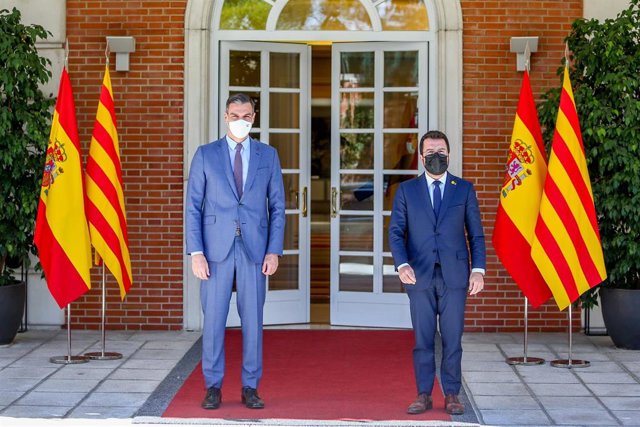 El presidente del Gobierno Pedro Sánchez (i) recibe al presidente de la Generalitat de Catalunya, Pere Aragonès, el 29 de junio de 2021 en el Palacio de la Moncloa de Madrid (España).  Ambos ejecutivos se reúnen hoy por primera vez para sentar las bases 