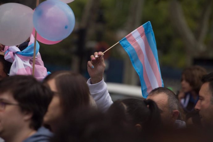 Archivo - Bandera transgénero en una manifestació por los derechos de las personas trans