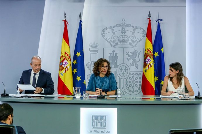 (I-D) El ministro de Justicia, Juan Carlos Campo; la ministra Portavoz, María Jesús Montero; y la ministra de Igualdad, Irene Montero, comparecen tras la reunión del Consejo de Ministros en Moncloa, a 29 de junio de 2021, en Madrid (España). El Gobierno