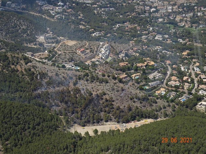 Controlado el incendio del Coll de Sa Creu tras quemar 5,7 hectáreas de pinar.
