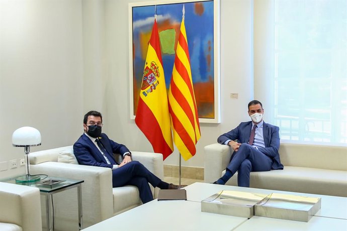 El president del Govern, Pedro Sánchez (d); i el president de la Generalitat de Catalunya, Pere Aragons, durant una reunió en el Palau de la Moncloa, a 29 de juny de 2021, a Madrid (Espanya).  