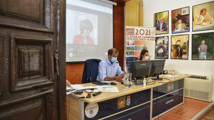 El director general de la RTVA, Juande Mellado, en los cursos de verano de la UPO