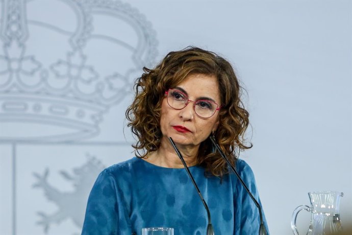 La portaveu del Govern i ministra d'Hisenda, Maria Jesús Montero, ofereix una roda de premsa posterior a la reunió mantinguda pel president del Govern, Pedro Sánchez, i el de la Generalitat catalana, Pere Aragons, a 29 de juny de 2021.
