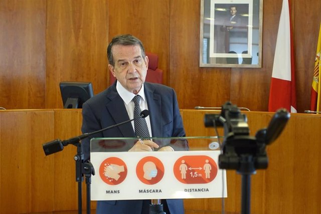 Archivo - El alcalde de Vigo, Abel Caballero, en rueda de prensa