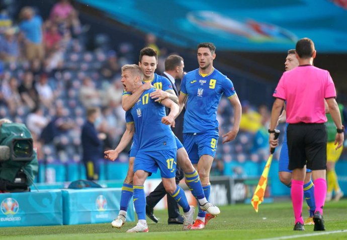 29 June 2021, United Kingdom, Glasgow: Ukraine's Oleksandr Zinchenko (L) celebrates scoring his side's first goal with team mates during the UEFA EURO 2020 round of 16 soccer match between Sweden and Ukraine at Hampden Park. Photo: Jane Barlow/PA Wire/d