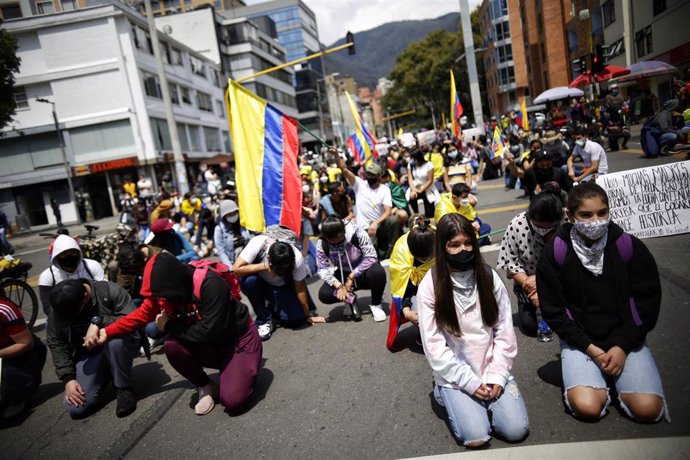 Archivo - Manifestantes participan en una protesta contra el Gobierno de Iván Duque y  la violencia policial en el tratamiento de las protestas antigubernamentales. 