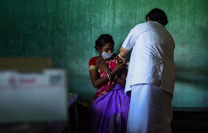 Una mujer es vacunada contra el coronavirus en India