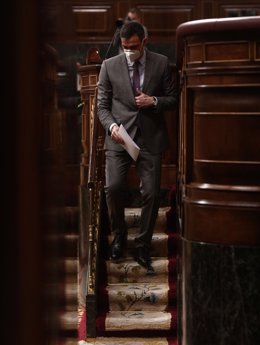 Archivo - El presidente del Gobierno, Pedro Sánchez, baja las escaleras tras su intervención en una sesión de control al Gobierno, a 14 de abril de 2021, en el Congreso de los Diputados, Madrid, (España). Durante el pleno, el Gobierno dará cuenta de los