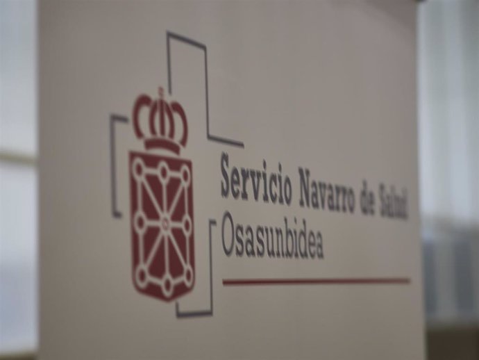 Archivo - Cartel anunciador del servicio navarro de salud en el Antiguo colegio de Maristas, a 10 de abril de 2021, en Pamplona, Navarra (España)