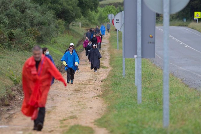 Un grupo camina dirección a Santiago de Compostela por la ruta del Camino de Santiago francés, a 17 de junio de 2021, en Lugo.