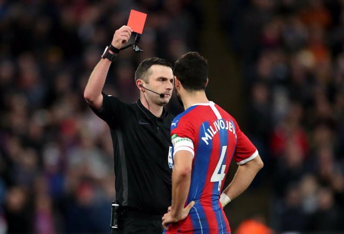 Archivo - 05 January 2020, England, London: Crystal Palace's Luka Milivojevic (R) is shown the red card by referee Michael Oliver during the English FA Cup third round soccer match between Crystal Palace and Derby County at Selhurst Park. Photo: Bradley