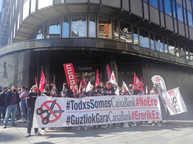 Concentració de la plantilla de CaixaBank a Pamplona contra l'ERO