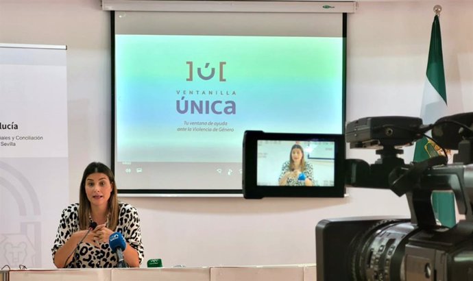 La asesora de programa del Instituto Andaluz de la Mujer (IAM) en Sevilla, Marta Gómez, en rueda de prensa
