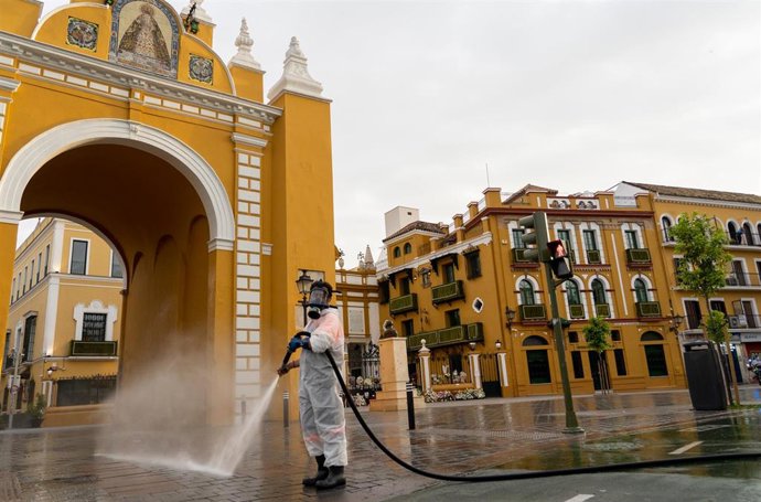 Archivo - Un empleado de la limpieza en el Arco de la Macarena