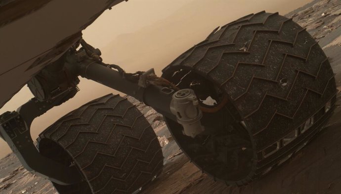Ruedas del rover Curiosity en la superficie del cráter Gale