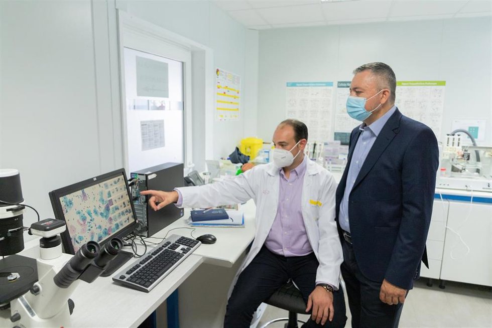 Imagen de los investigadores principales del proyecto para acelerar el diagnóstico precoz de cáncer de cervix.