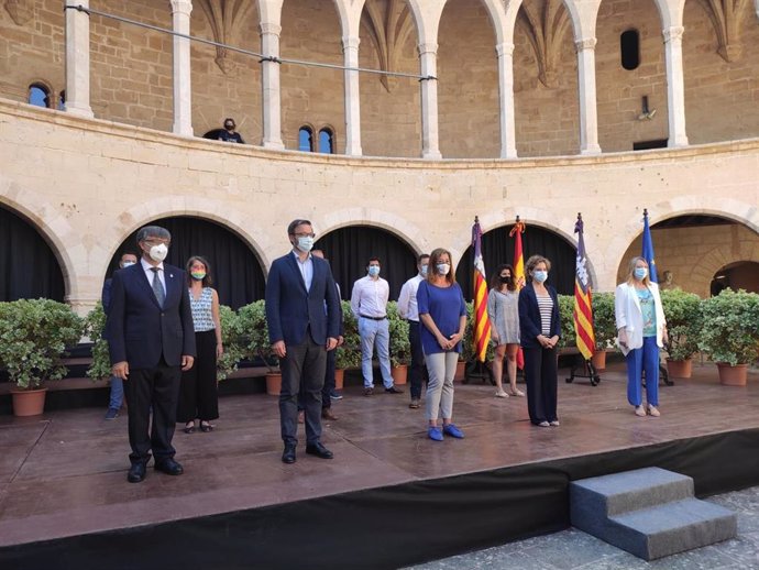 La presidenta del Govern, Francina Armengol, y el alcalde de Palma, José Hila, en la firma del convenio para la construcción de la nueva depuradora de Palma.