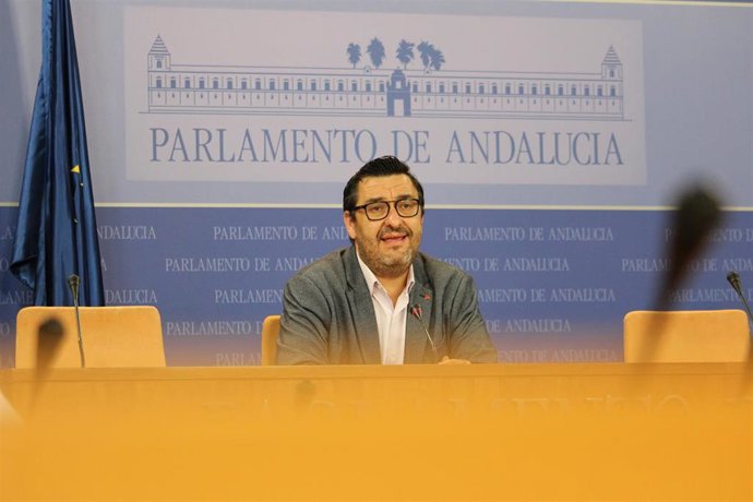 El portavoz adjunto de Adelante Andalucía en el Parlamento andaluz, Guzmán Ahumada, en rueda de prensa en una foto de archivo.