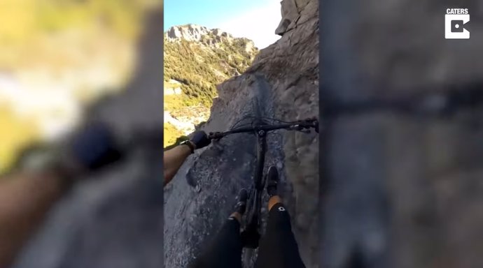 Este joven de 28 años se atreve con un estrecho sendero al borde de un acantilado