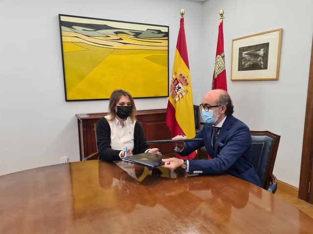 Los consejeros de Educación y de Cultura y Turismo, Rocío Lucas y Javier Ortega respectivamente, firman el convenio para el desarrollo del Programa Miradas.