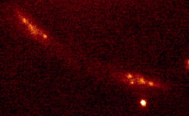 La galaxia  cswa128 observada a través de una lente gravitacional