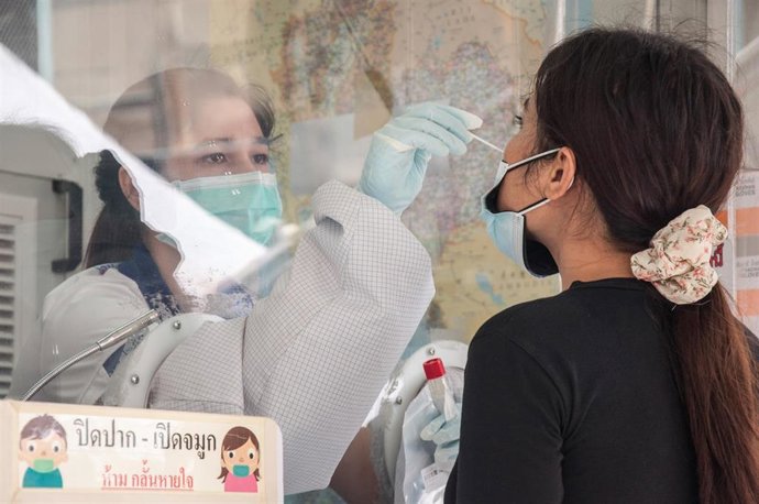 Archivo - Prueba de coronavirus en la capital de Tailandia, Bangkok.