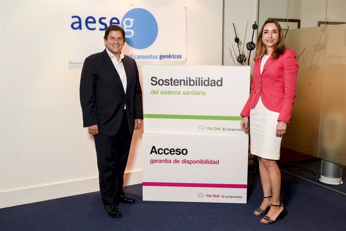 Archivo - Encuentro institucional celebrado entre el presidente de AESEG, Raúl Díaz-Varela, y la nueva presidenta de FEDIFAR, Matilde Sánchez.
