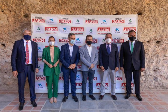 Bendodo (2d), junto a autoridades y responsables de 'Diario Jaén'.