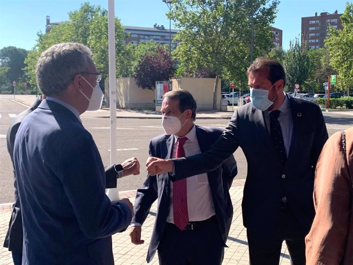 El alcalde de Valladolid (dcha), junto al presidente de la FEMP y alcalde de Vigo, Abel Caballero, saludan al delegado del Gobierno en Castilla y León, Javier Izquierdo (izqda).