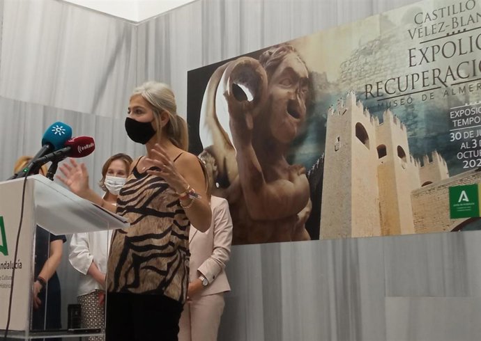 La consejera de Cultura y Patrimonio, Patricia del Pozo, en la inauguración de la exposición sobre el Castillo de Vélez-Blanco (Almería)