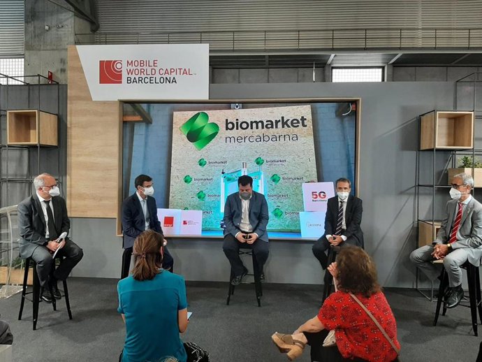 Mercabarna presenta un robot autónomo 5G que desinfecta las instalaciones de la Covid-19