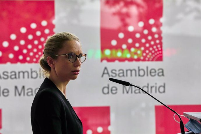 La nueva portavoz de Unidas Podemos en la Asamblea de Madrid, Carolina Alonso, interviene en una rueda de prensa anterior a la segunda sesión del pleno de investidura de la presidenta en funciones de la Comunidad y candidata a la reelección, Isabel Díaz