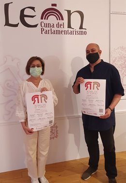La concejal de Acción y Promoción Cultural, Evelia Fernández, junto a Víctor M. Díez, el artífice de 'Roma en el espejo'.