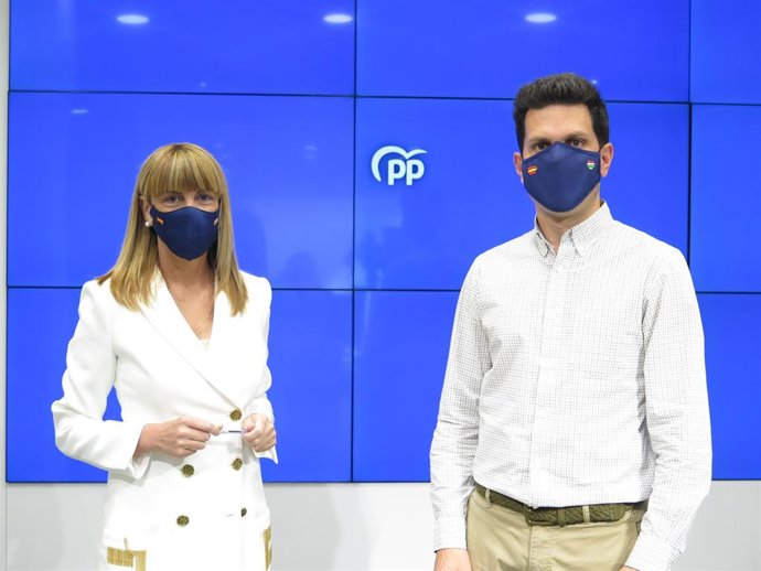Los senadores del PP, Ana Lourdes González y Carlos Yécora
