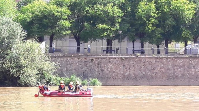 Bomberos de Logroño realiza prácticas en el Ebro enfocadas a hacer un rescate rápido en posibles intervenciones