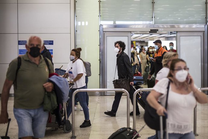 Pasajeros de un vuelo procedente de Quito a su llegada a las instalaciones de la Terminal T4  del Aeropuerto Adolfo Suárez Madrid-Barajas en Madrid, (España). 