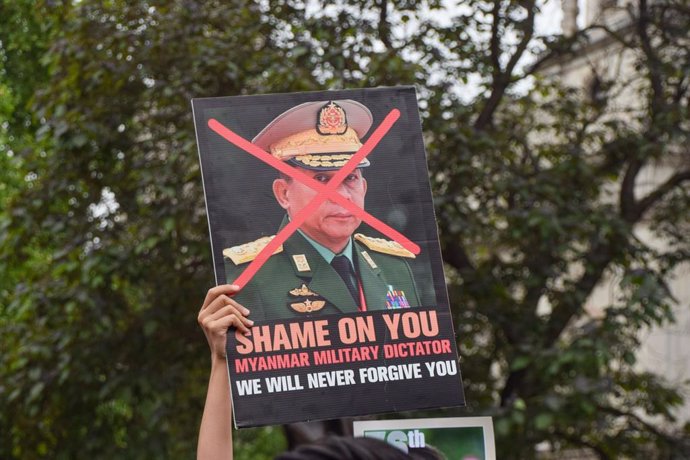 Protestas contra la junta militar de Birmania en Londres.