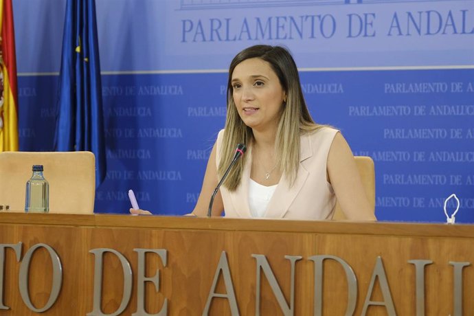 Archivo - La portavoz adjunta del Grupo Socialista, María Márquez, en rueda de prensa en el Parlamento andaluz.