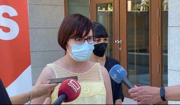 La diputada regional de Ciudadanos, Elena Jaime, junto con la portavoz de la ONG Equalia, María Villaluenga, presentan una propuesta en las Cortes para llevar a cabo una modernización y transformación hacia un sistema alimentario más respetuoso".