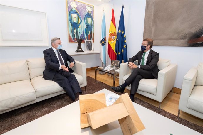 O presidente da Xunta, Alberto Núñez Feijóo, reúnese co embaixador de Rusia, Yuri P. Korchagin, no seu despacho de San Caetano. Santiago de Compostela, 30/6/2021.
