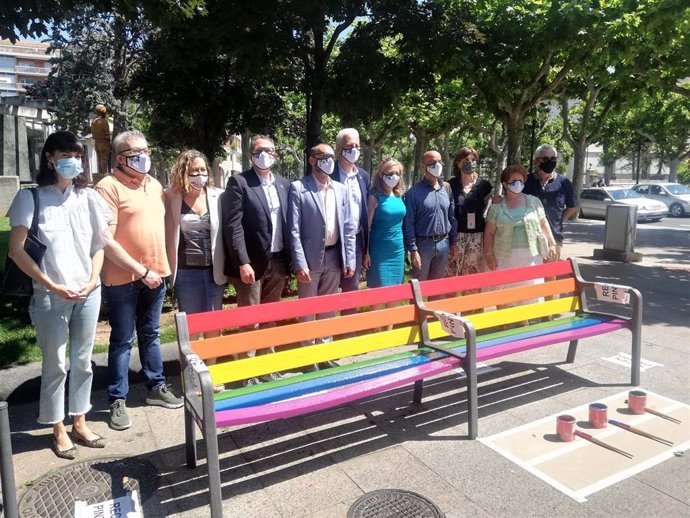Un banco en El Espolón luce los colores del Orgullo, "símbolo de tolerancia, diversidad y libertad" de Logroño