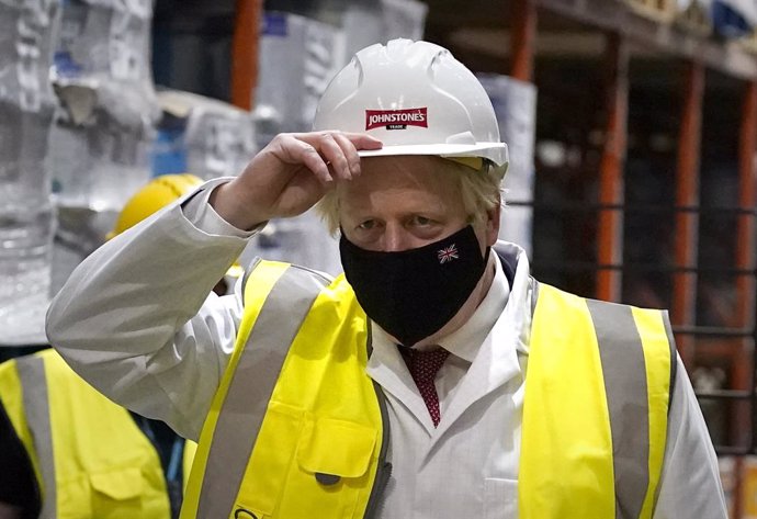 28 June 2021, United Kingdom, Batley: UK Prime Minister Boris Johnson visits a factory while campaigning in the constituency ahead of the Batley and Spen by-election later this week. Photo: Peter Byrne/PA Wire/dpa