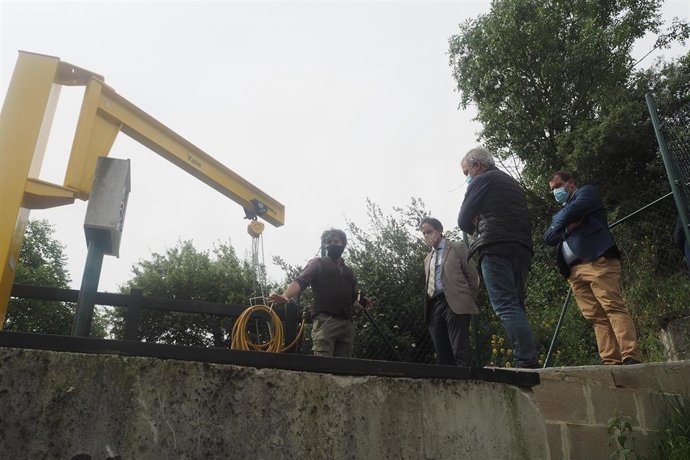 El consejero de Obras Públicas, Ordenación del Territorio y Urbanismo, José Luis Gochicoa, inaugura la fitodepuradora de Rases.