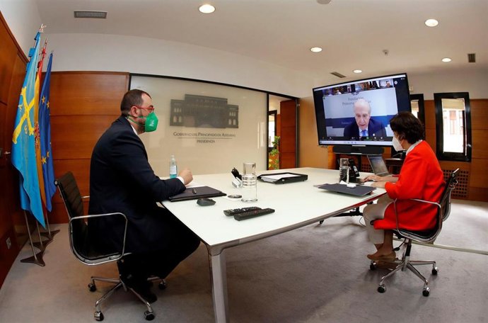 La directora de la Fundación Princesa de Asturias, Teresa Sanjurjo, y el presidente del Principado, Adrián Barbón , durante la reunión telemática del jurado del Premio Princesa de Asturias de la Concordia 2021.
